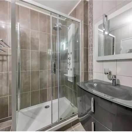 Tropicale 3 Homestay Courcouronnes